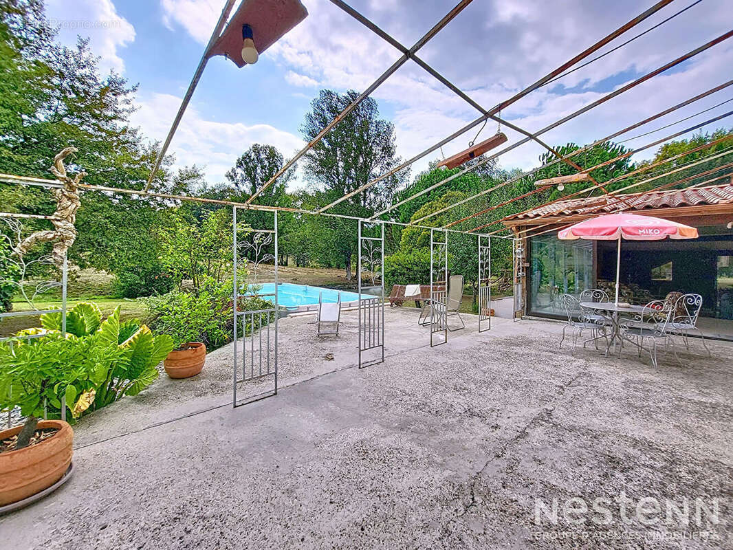A Vendre Maison en pierre rénovée de 318 m² avec dépendances et point d'eau sur deux hectares - photo 5