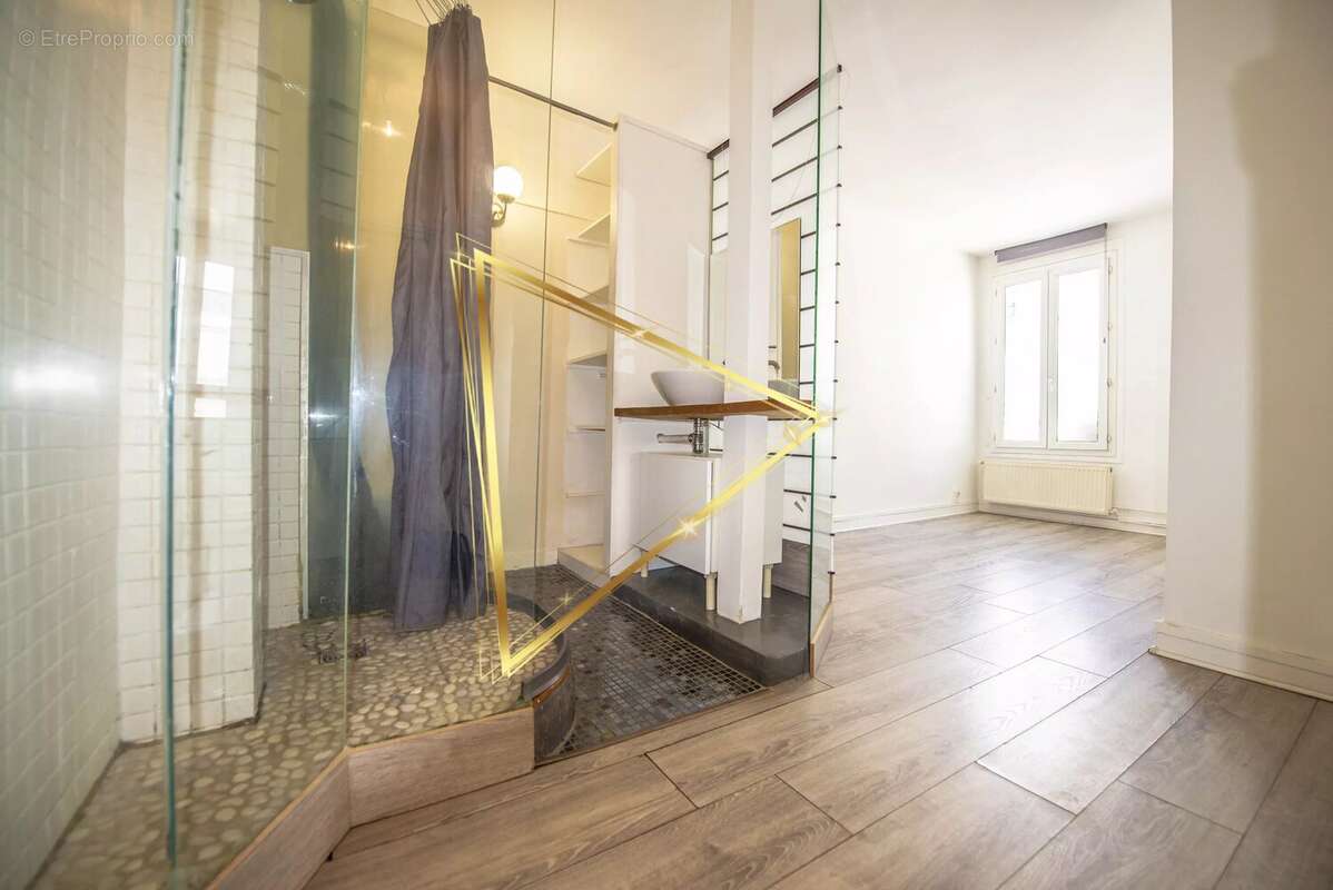 Charmant studio - à deux pas de la rue de Levis ! - photo 2