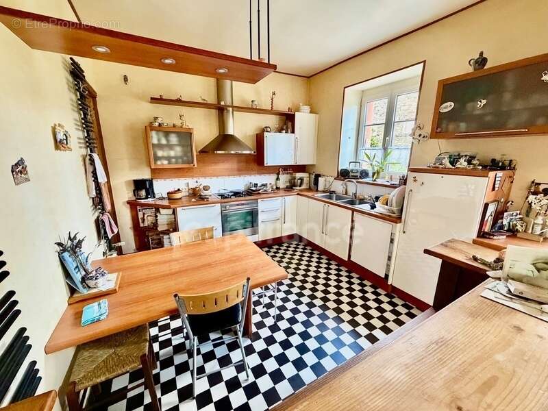 Maison à CLEDEN-POHER