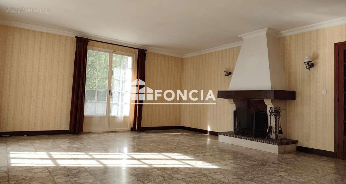 Maison à SAINT-PRYVE-SAINT-MESMIN