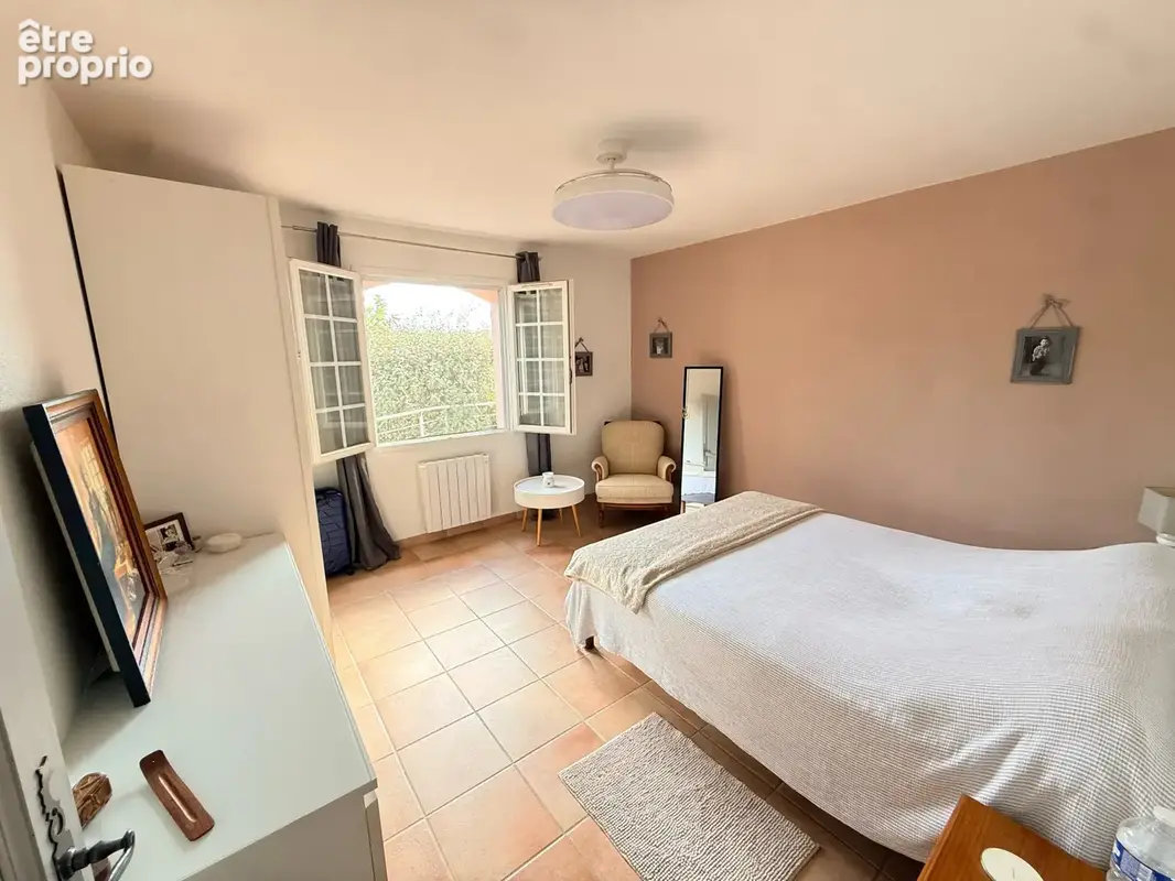 Bagnols en foret, villa dominante au calme avec piscine  et appartement independant - photo 12