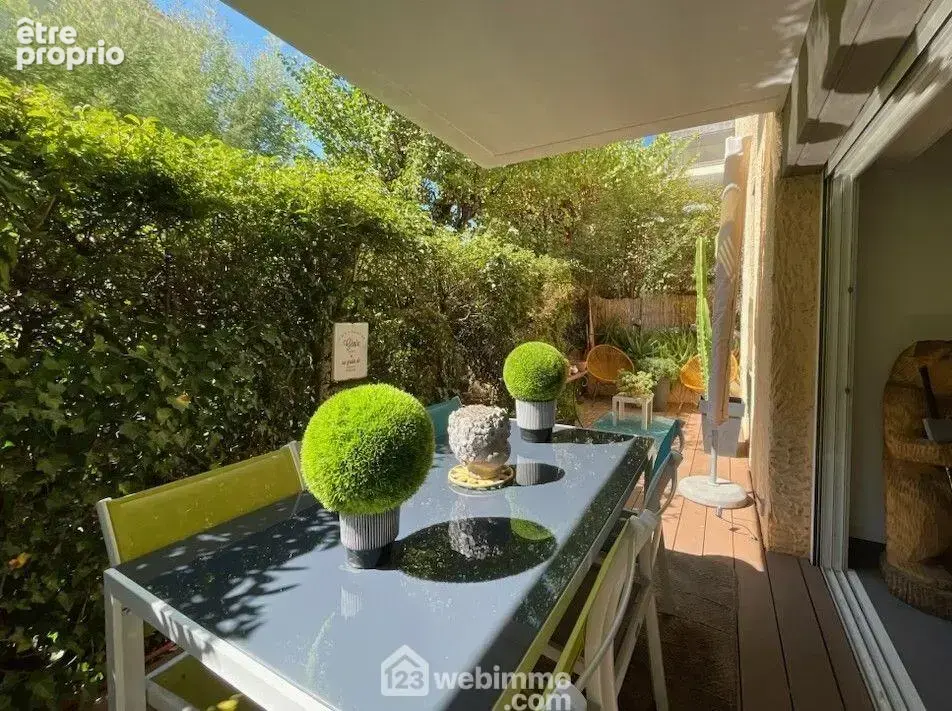 Agréable terrasse de 18 m², véritable prolongement du séjour pour profiter pleinement des beaux jours.