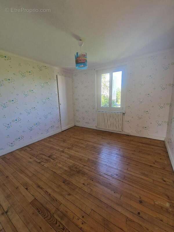 Chambre 2 Etage - Maison à GRIGNY