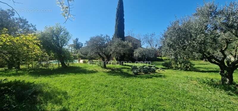 Maison à SAINT-MITRE-LES-REMPARTS