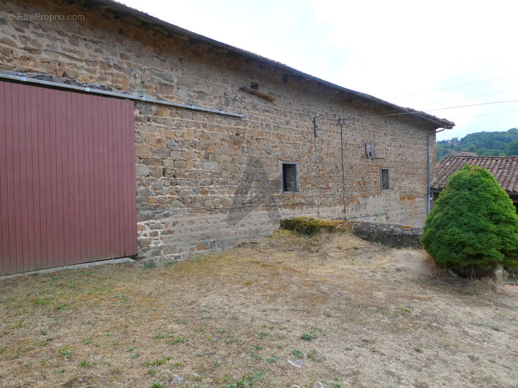 Très belle ferme de caractère indépendante avec grandes dépendances et 5 000 m2 de terrain - photo 14