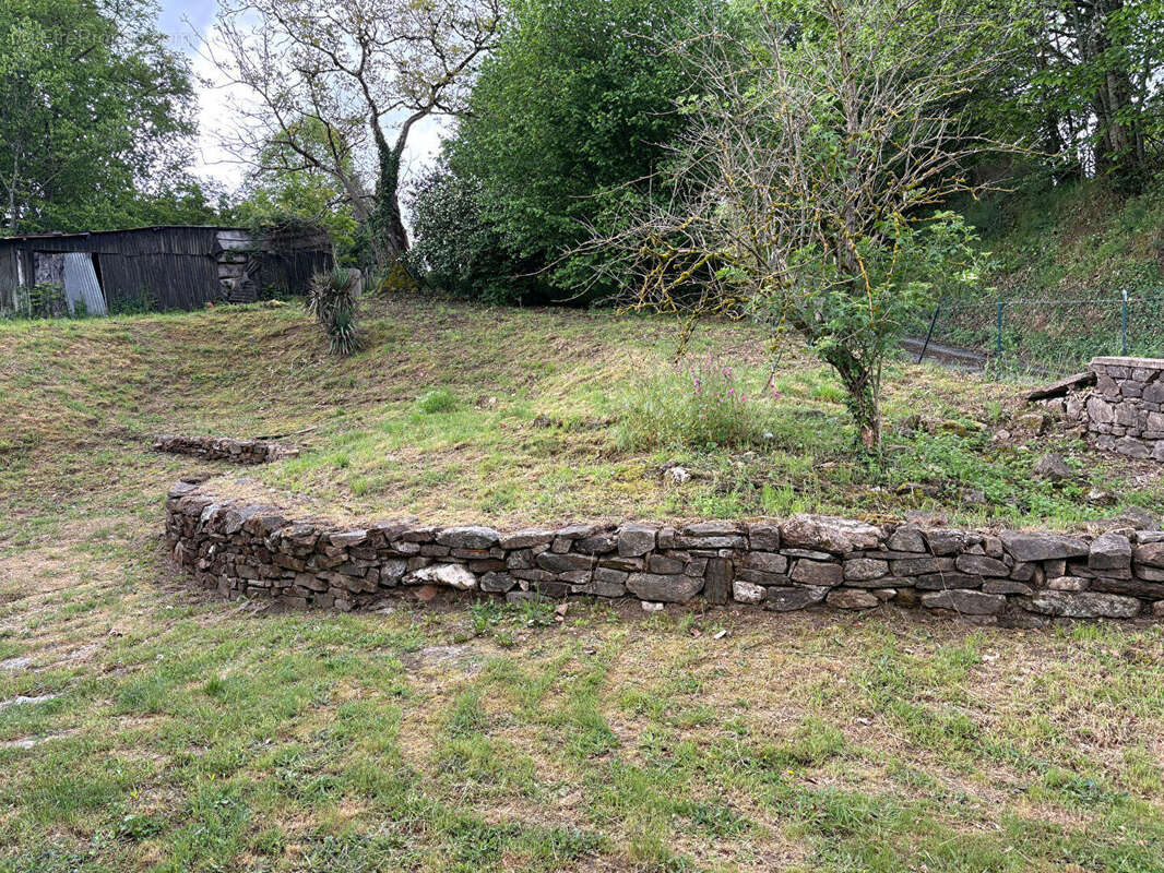 Fermette en pierre avec dépendances et terrain. - photo 6