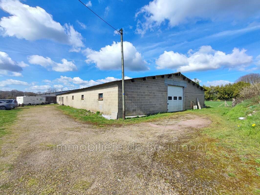 Parking à BEAUMONT-LE-ROGER