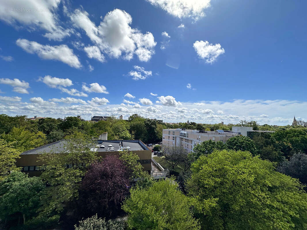 LA GENETTE - Appartement T3 à rafraîchir avec Balcon, Cave et Parking ! - photo 2