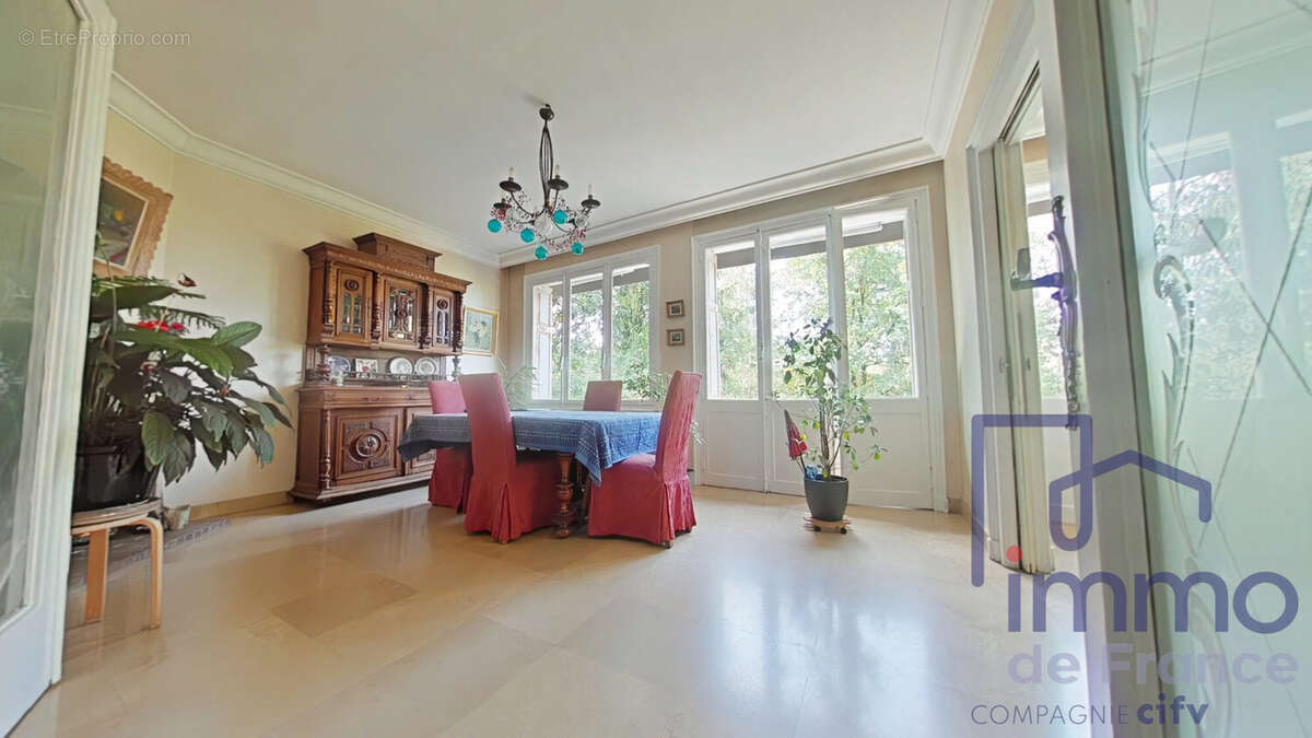 Maison 216 m² à Saint-Priest-En-Jarez  - photo 4