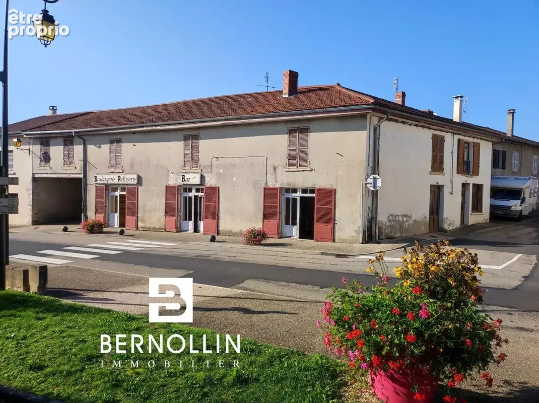 Ensemble immobilier au c?ur de Beaupont avec terrain et location de locaux - photo 24