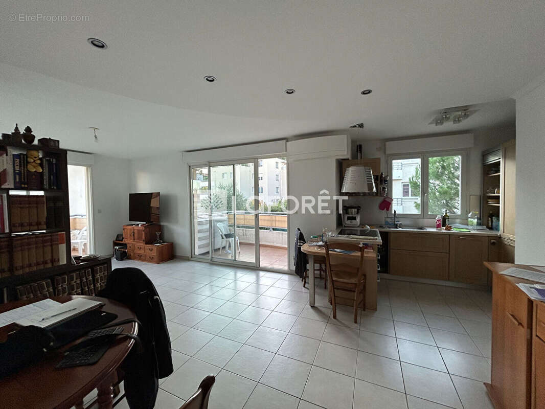 Appartement à SAINT-LAURENT-DU-VAR