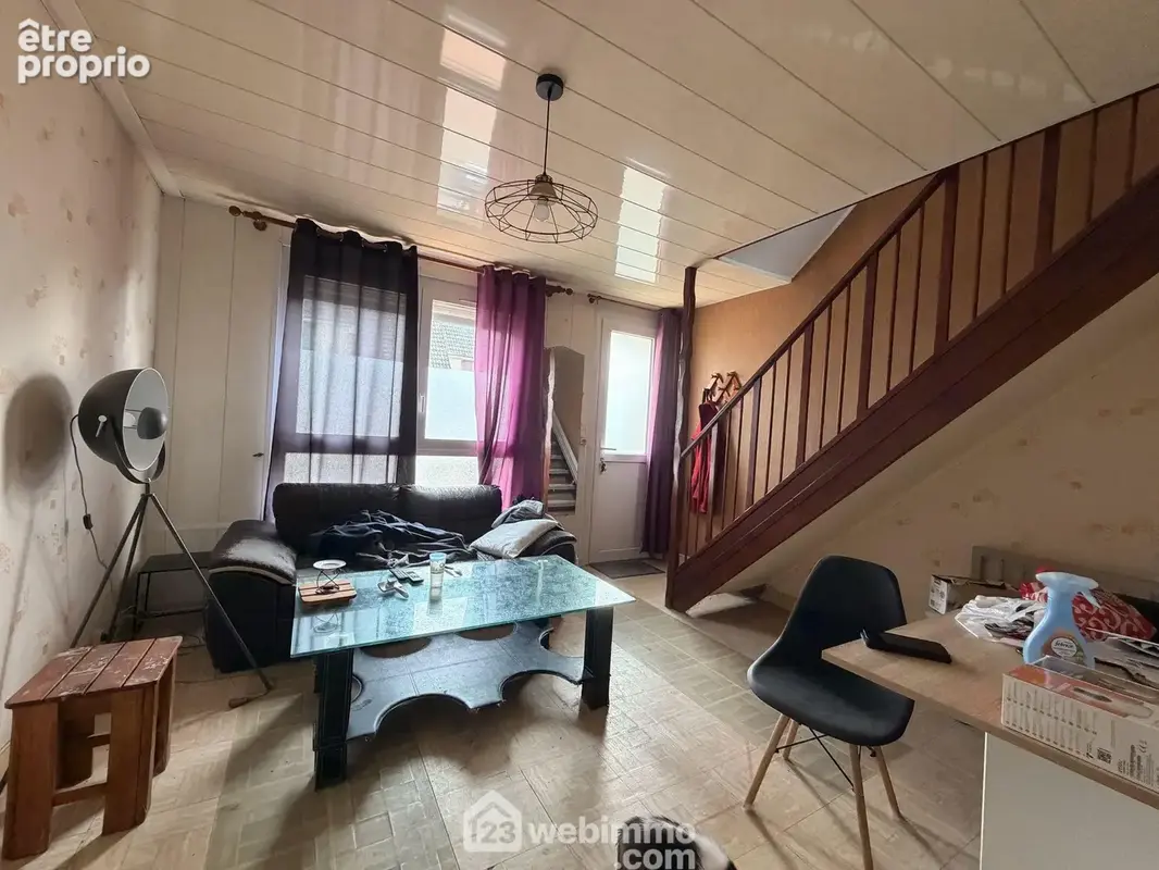 Le salon, toutes les fenêtres sont en double vitrage