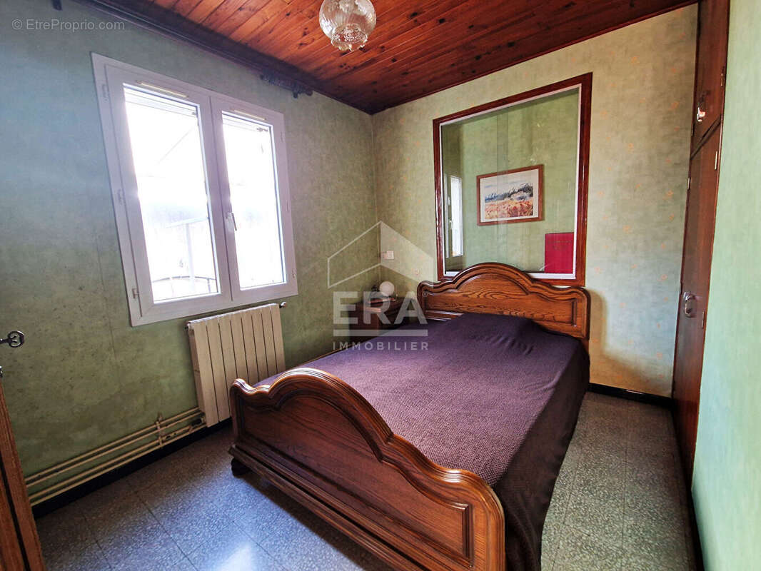 Maison à CHATEAUNEUF-VAL-SAINT-DONAT