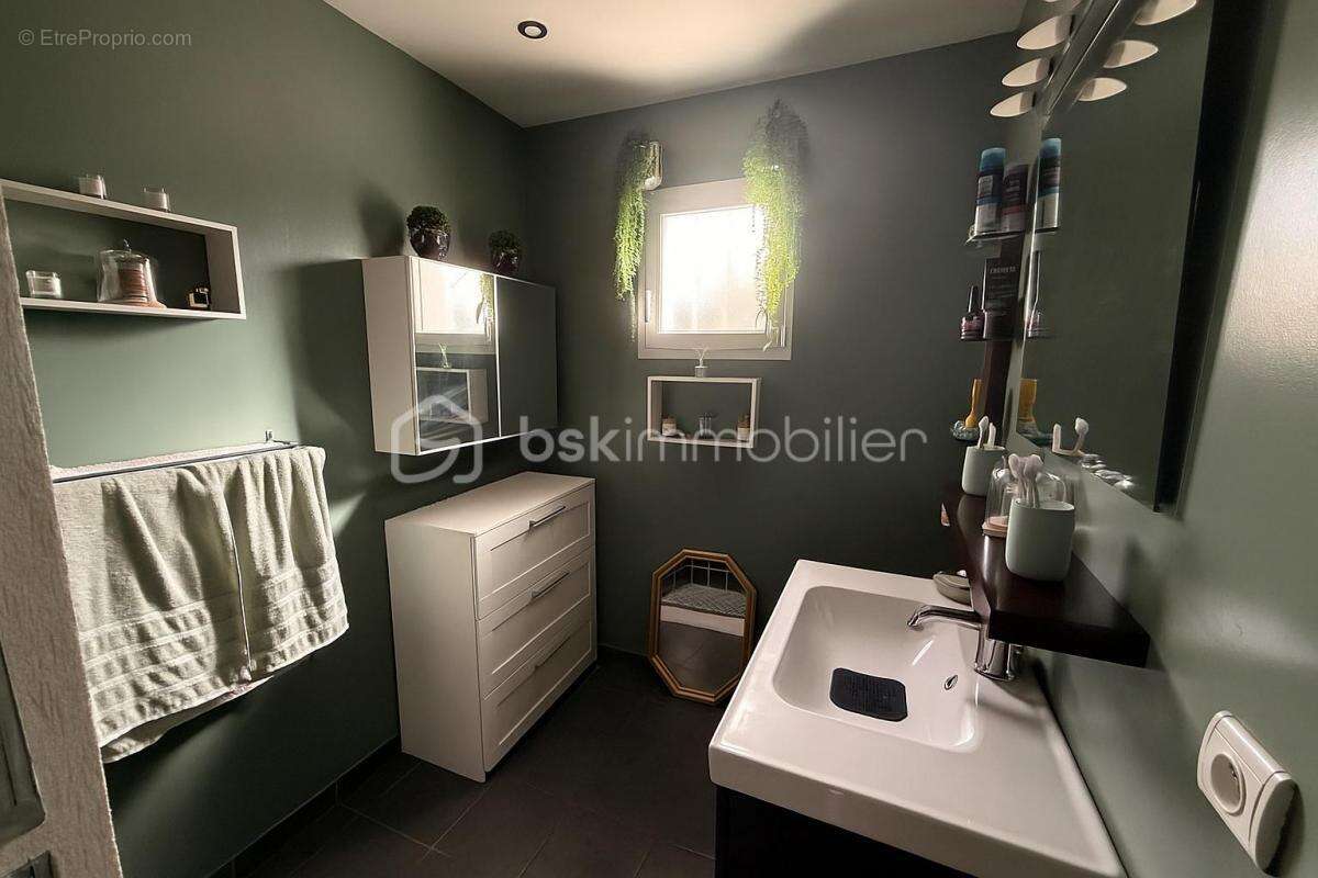 Villa spacieuse non mitoyenne avec piscine garage et mobile-home indépendant - photo 7