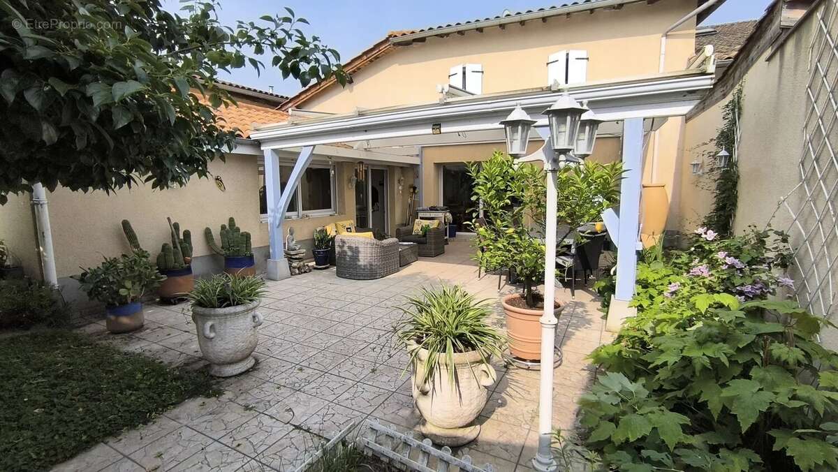 Maison 179 m² à Corcelles-En-Beaujolais  - photo 2