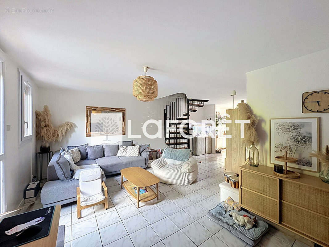 Appartement à COMBS-LA-VILLE