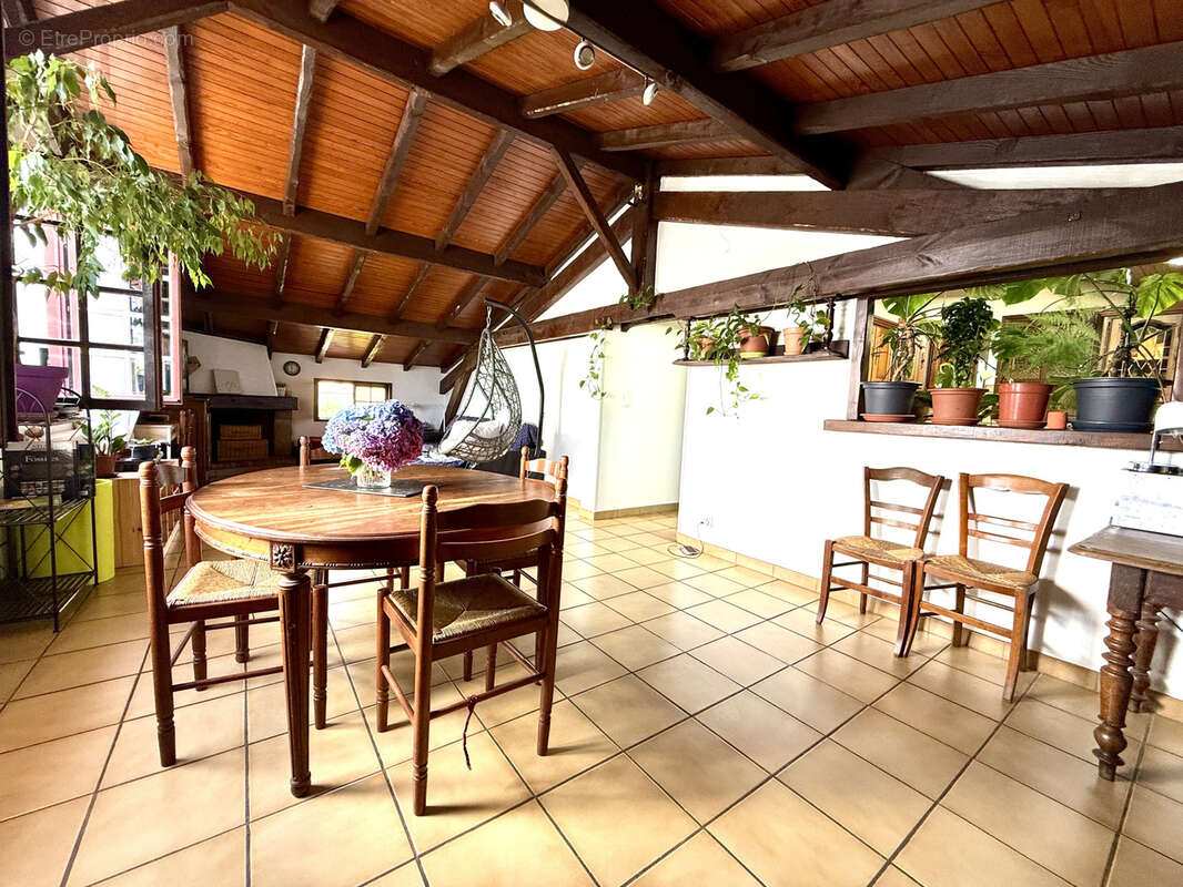 Appartement T3 de 94 m2 avec beau potentiel - photo 2