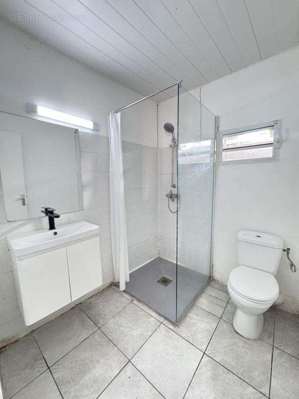 Maison (81,56 m²) divisée en deux appartements T2 - Schoelcher - photo 4
