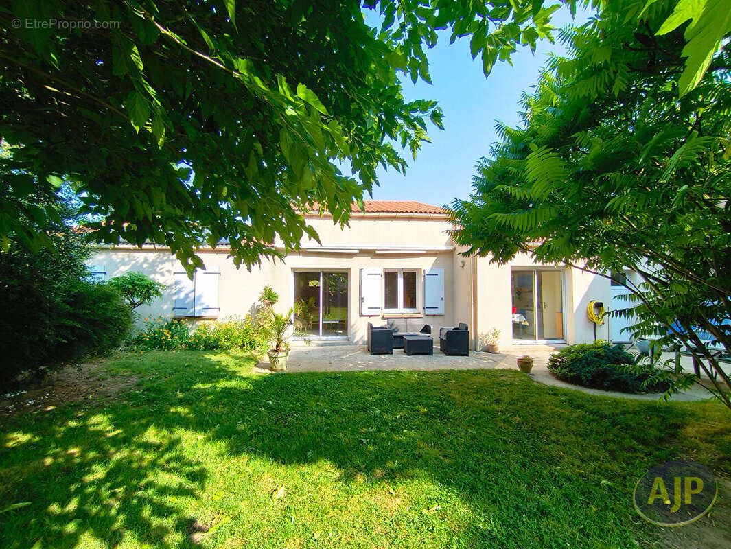 Maison Montaigu Vendee 6 pièce(s) 120 m2 - photo 17