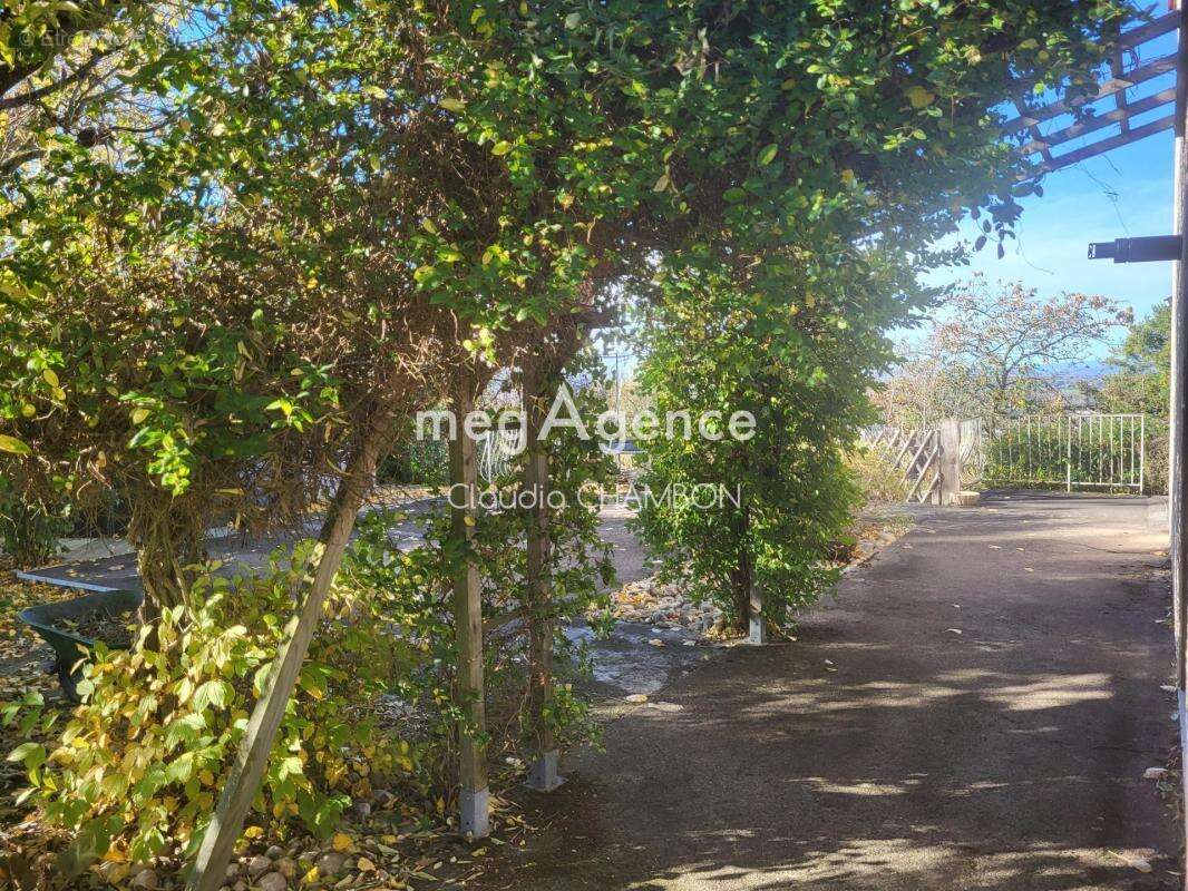 Maison à CREUZIER-LE-VIEUX