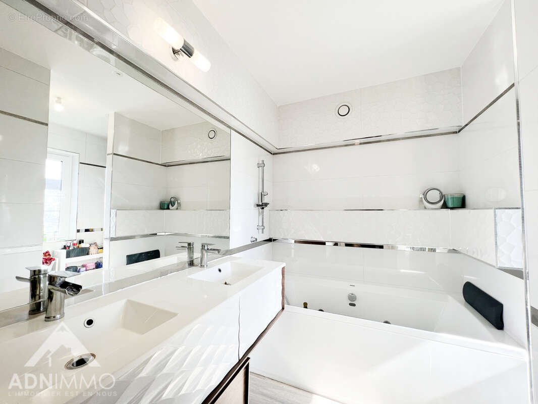 Maison à SAINT-GENIS-POUILLY