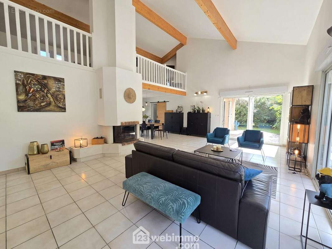 Et découvrons la pièce de vie - Maison à SAINT-AUBIN-DE-MEDOC