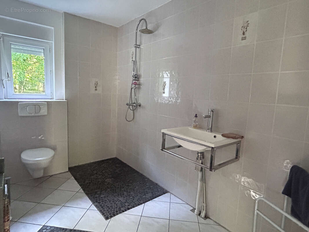 propriété située en  hameau Maison 100 m2 entièrement rénovée avec dépendances et terrain de plus d'un hectare - photo 34
