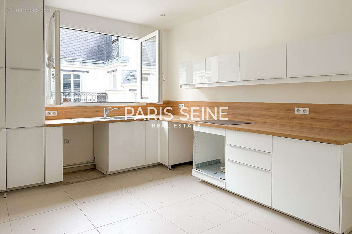 Appartement à PARIS-8E