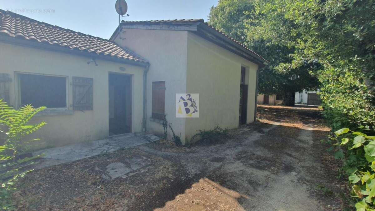 ANGOULEME, Quartier Victor Hugo villa, 3 chambres, garage, parc arboré - photo 4