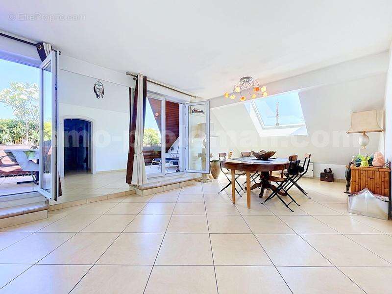 Appartement_T4_Gaillard_belle_superficie_prix_frontière_Suisse_direction_GENEVE_autoroutes_investissement_locatif_vente_vue_séjour_salon - Appartement à GAILLARD