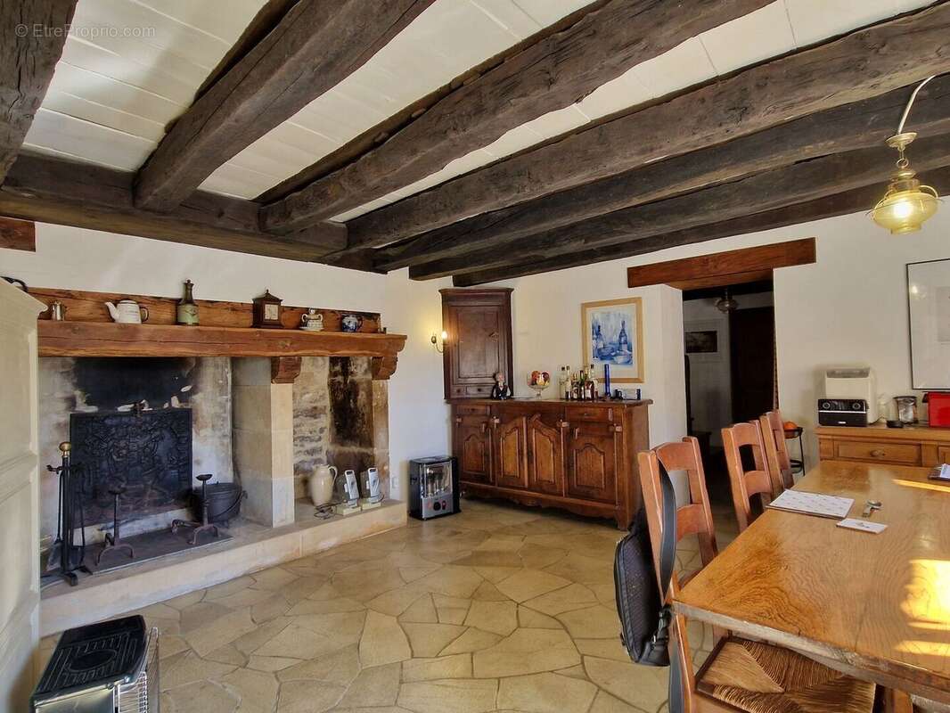 Maison de caractère en pierres avec jardin et dépendance - photo 10