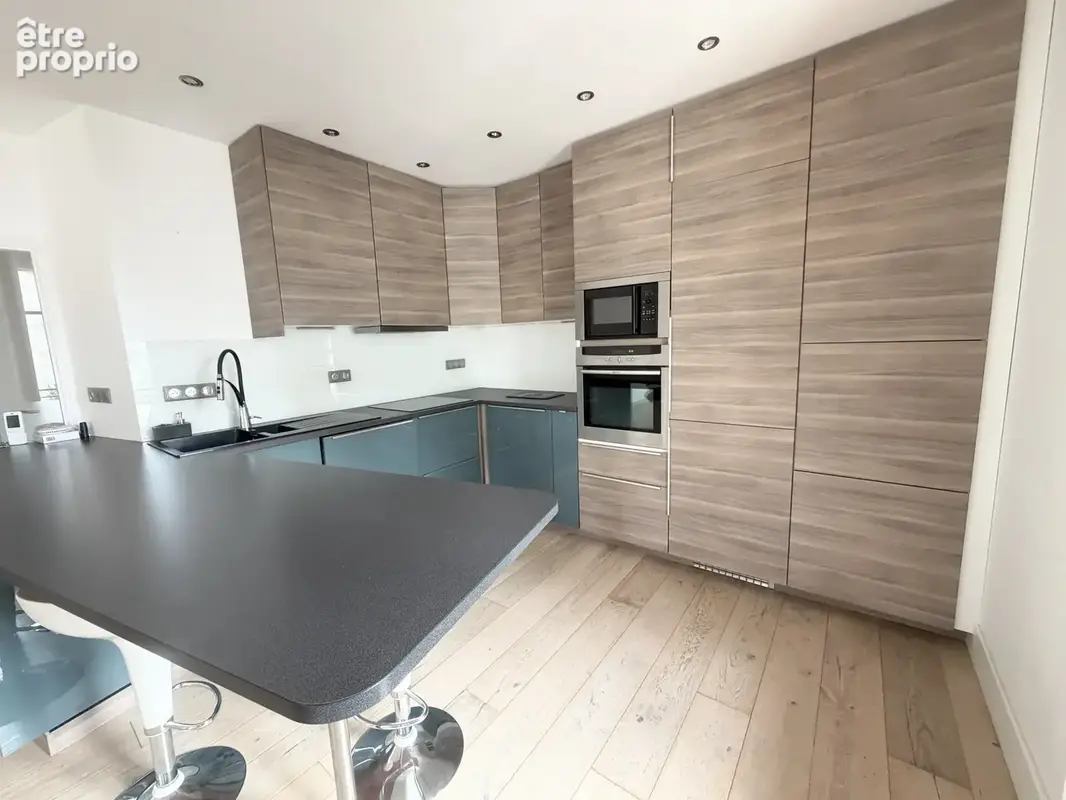 APPARTEMENT DE STANDING T3 + bureau 112M2 Hyper centre de Vichy - photo 3