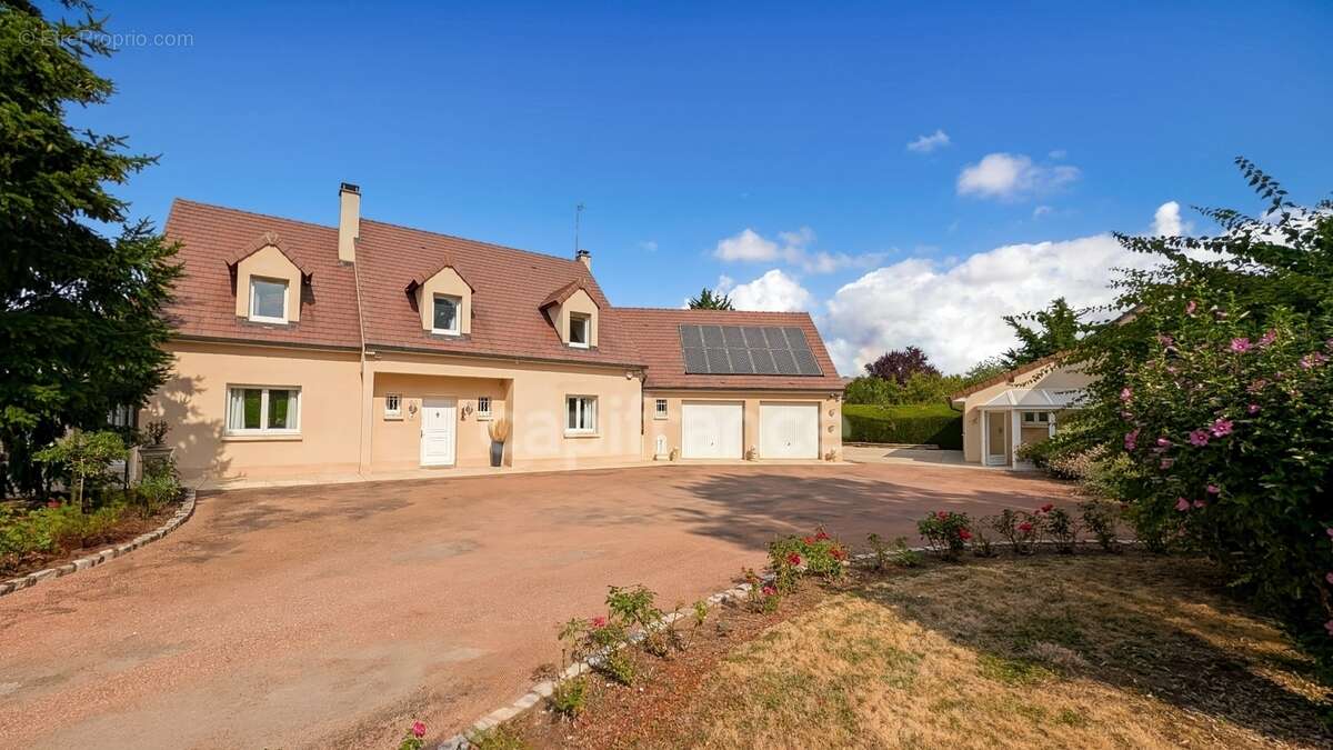 À 5 minutes de Chalon-sur-Saône (71) ​Superbe Villa de 200 m² double garage et dépendance Parc de 1 800 m² Piscine & Pool House  - photo 2