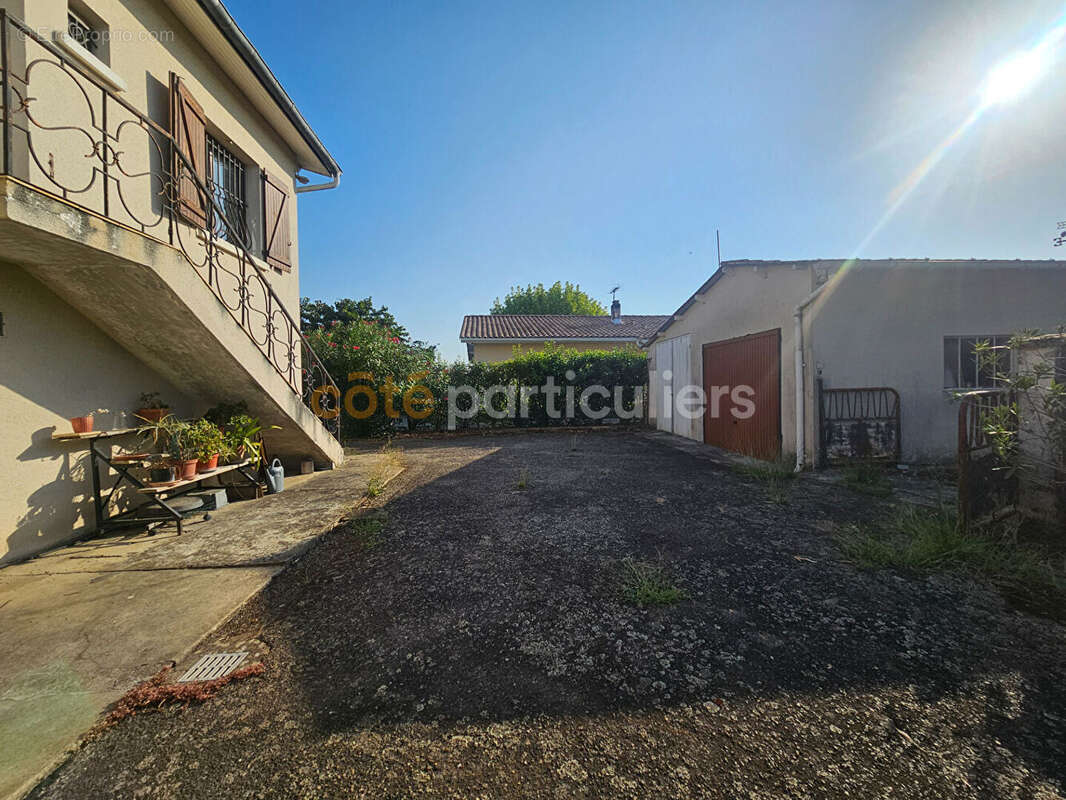 Maison  sur deux niveaux avec garages et jardin. - photo 17