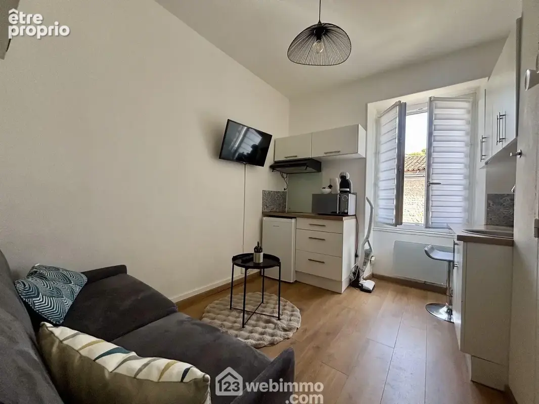 Au 2ème étage, le studio n°3 et ses 11,01 m2, orienté rue, - Appartement à POITIERS