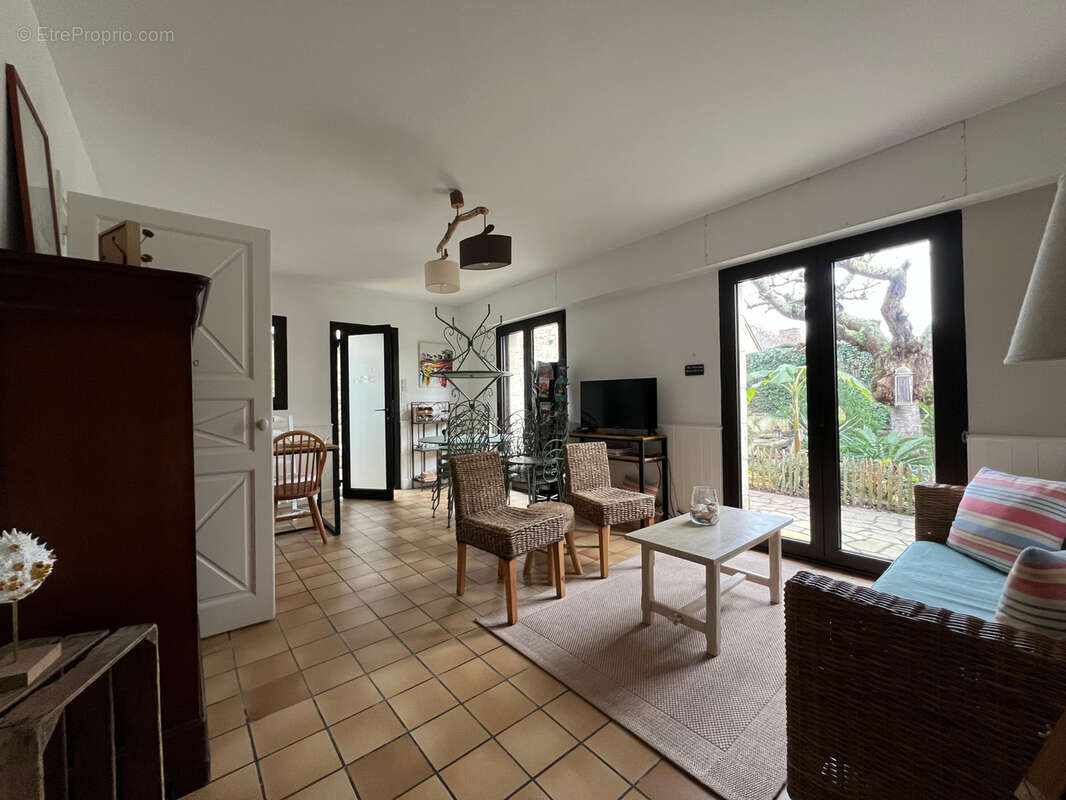 Maison à SAINT-JACUT-DE-LA-MER