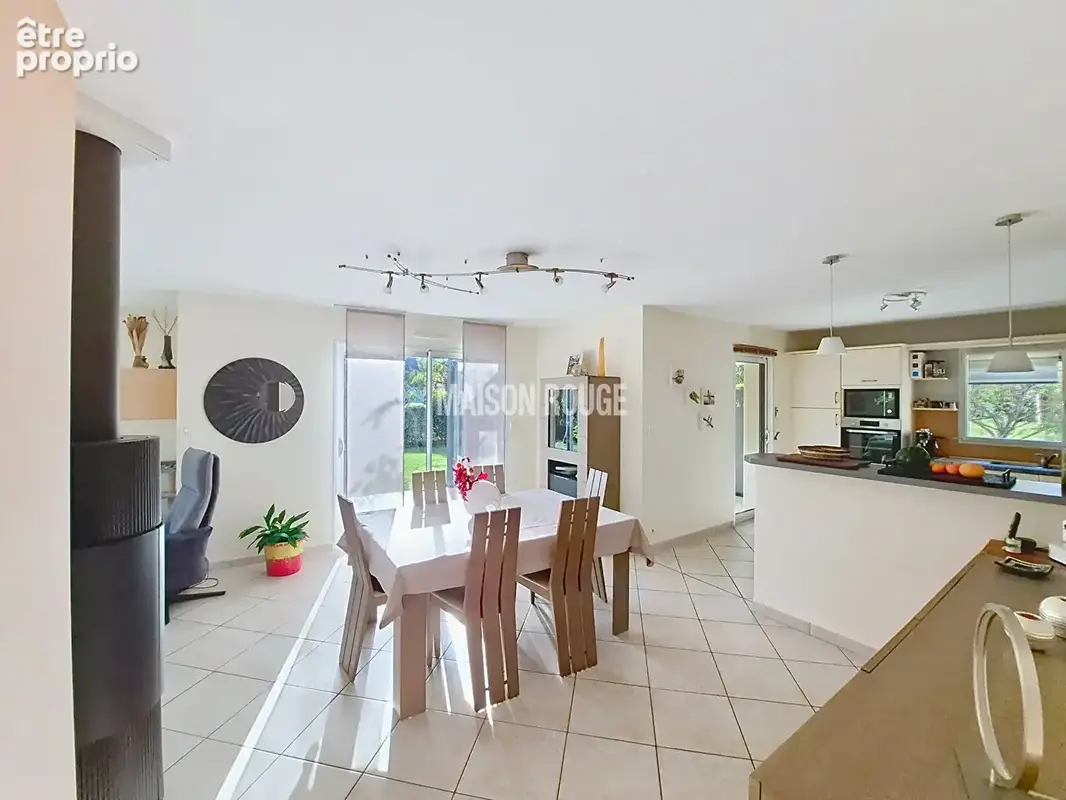 Maison familiale de 144 m² sur un terrain paysagé de 677 m² - photo 6