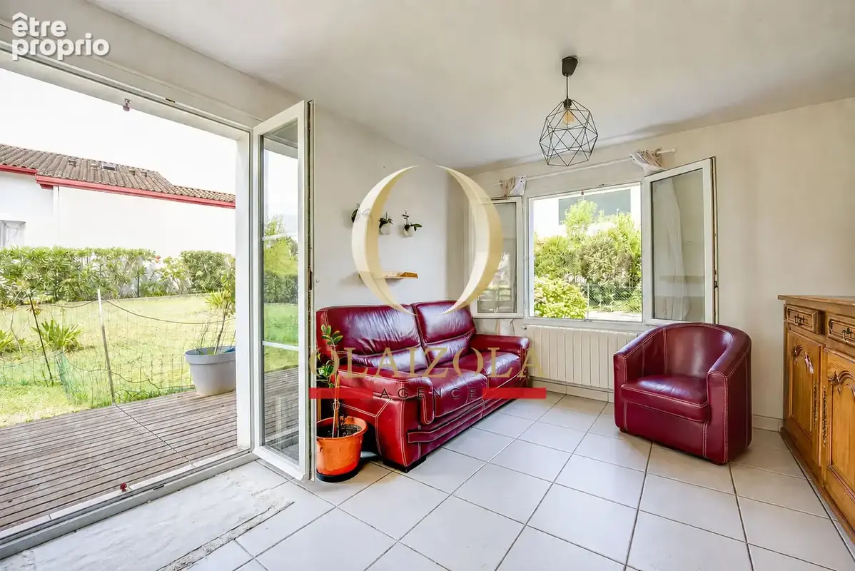 URRUGNE - Maison familiale avec jardin et garage, proche du bourg et des plages - photo 3