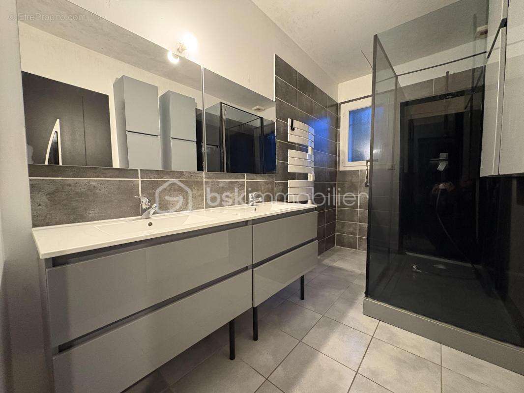 Maison à COURS-DE-PILE