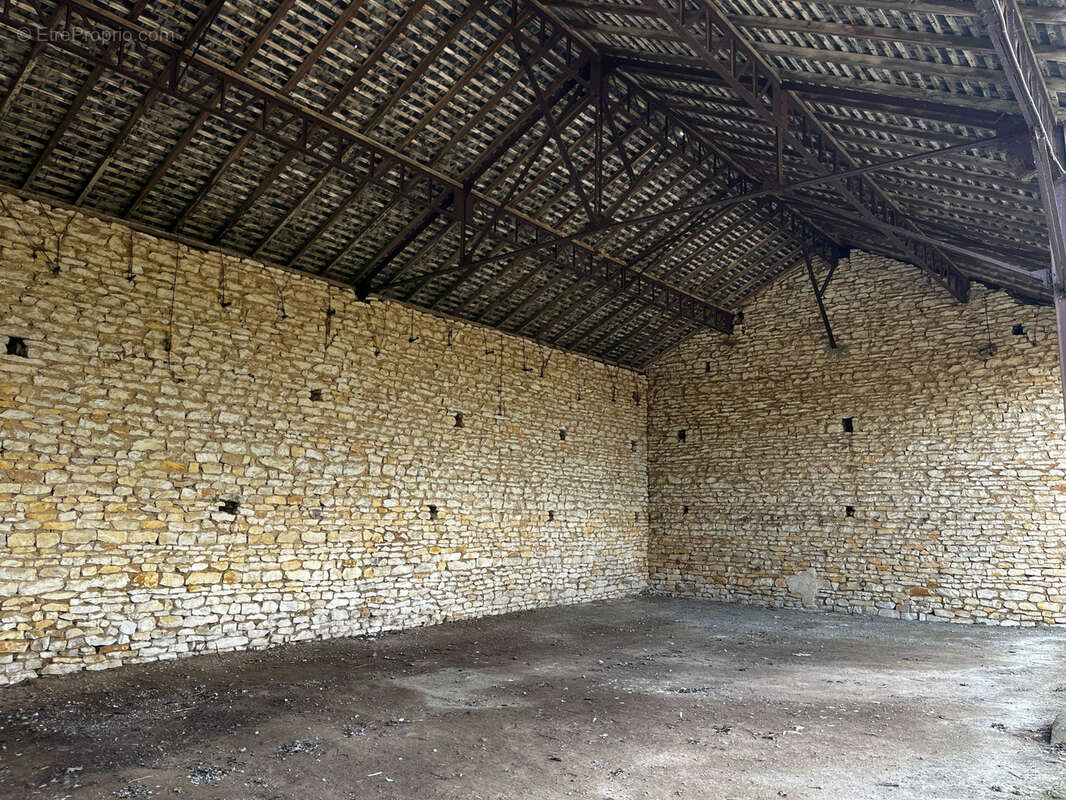 Corps de ferme rénové avec nombreuses dépendances, possibilité de 5 hectares - photo 13