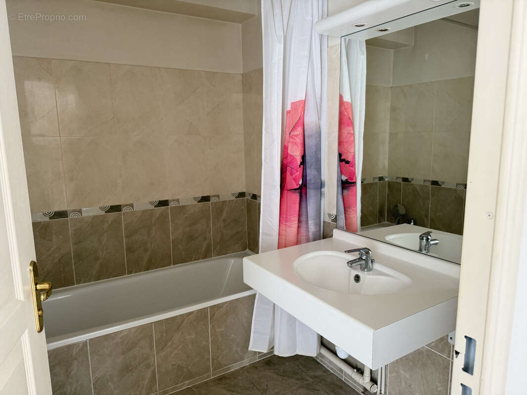 Appartement à GREZIEU-LA-VARENNE