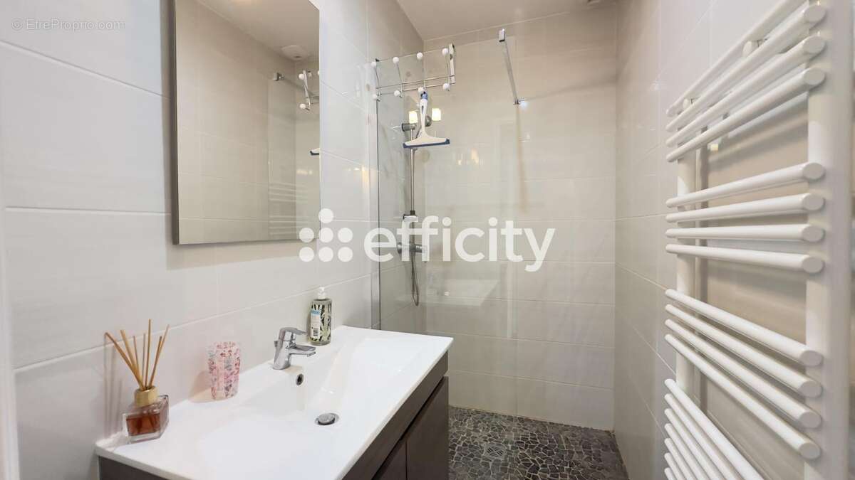 Maison à JONQUIERES-SAINT-VINCENT