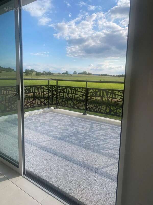 Très beau 3 pièces avec terrasse ! - photo 3