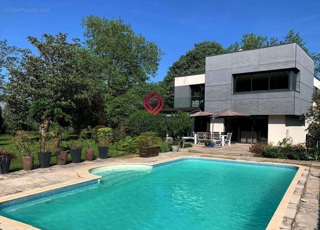 Villa d’architecte rénovée avec soin, piscine, dépendances et superbe parc arboré - photo 38