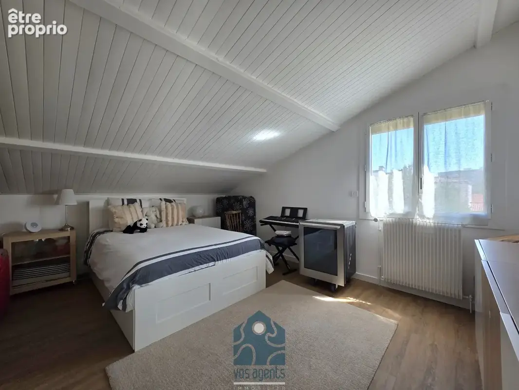 Maison individuelle neuf pièces avec terrasse, jardin et stationnements - photo 10
