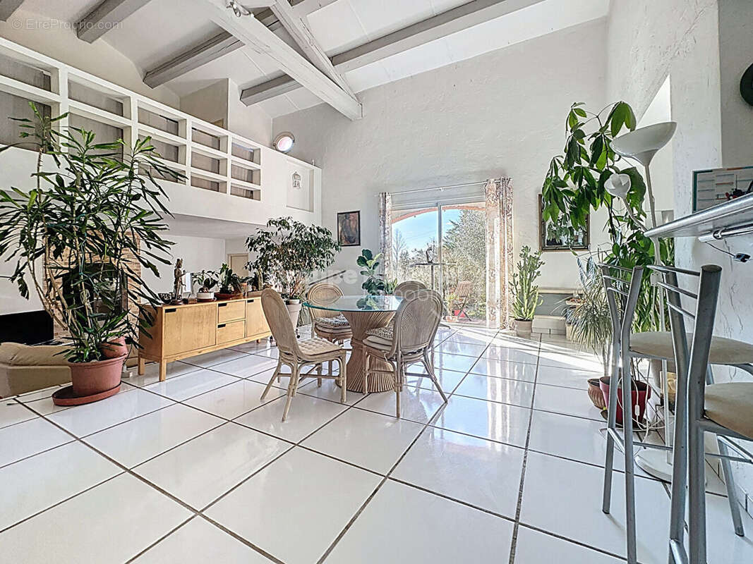 Maison à SAINT-CEZAIRE-SUR-SIAGNE