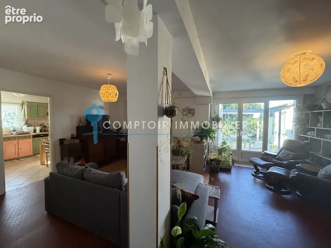 A VENDRE - NIMES - SECTEUR CHU CAREMEAU - MAISON 6 Pieces 136 m2 avec jardin arbore, véranda et dépendance - photo 3