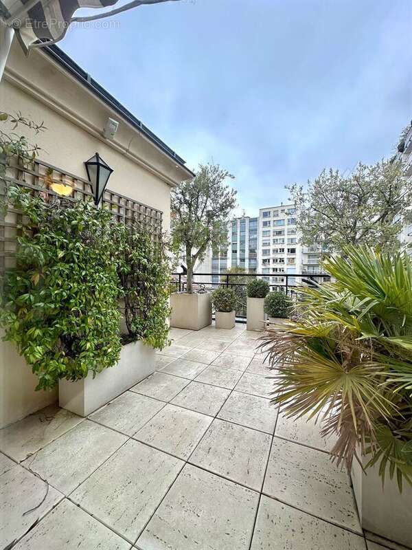 Appartement à PARIS-16E