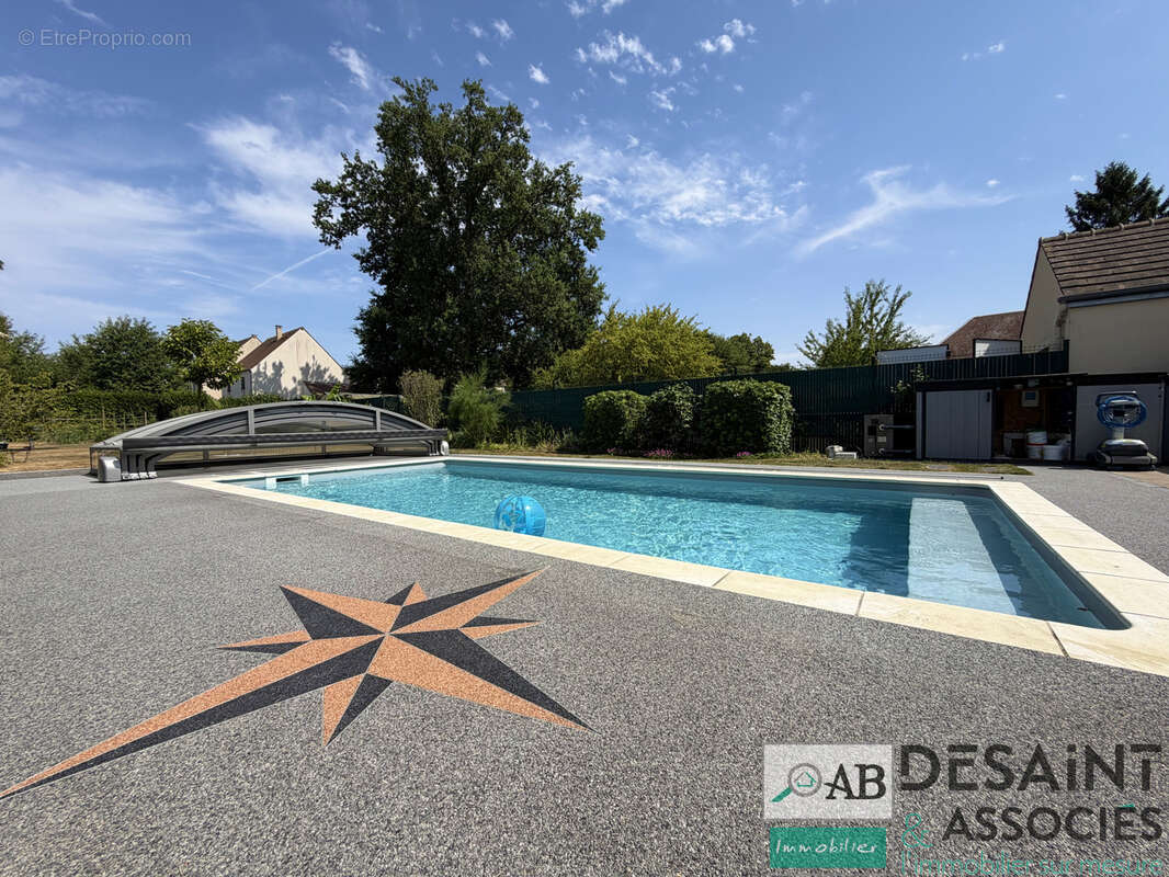 Maison à vendre - 5 chambres - piscine chauffée - Villeneuve Saint Denis - photo 2