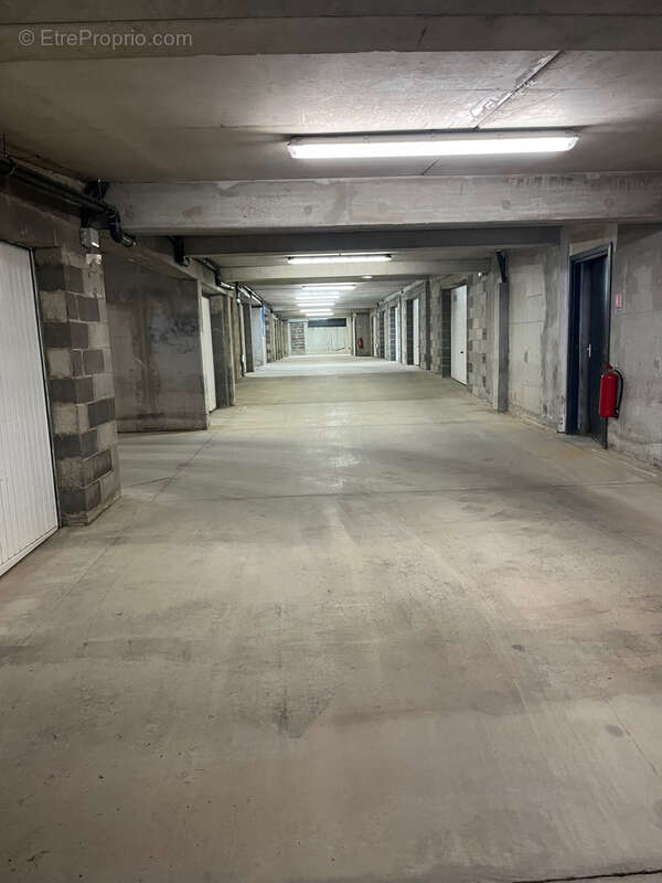 Parking à FLEURY